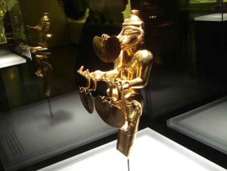 Estatua quimbaya de oro